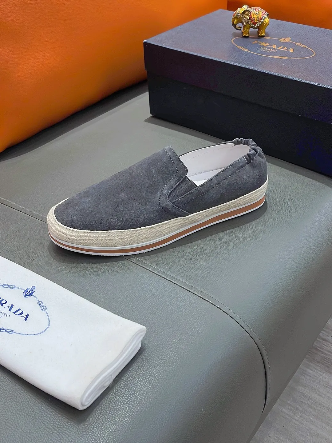 Men's shoes PRADA "Prada" P400 Regular size: 38-44 (slip-on shoes) Product materials: Selected cowhide upper, soft sheepskin foot pads, original factory special outsole.